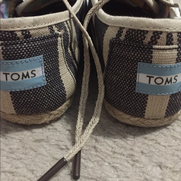 🔻Cute pair of laced women’s Toms - Picture 7 of 7